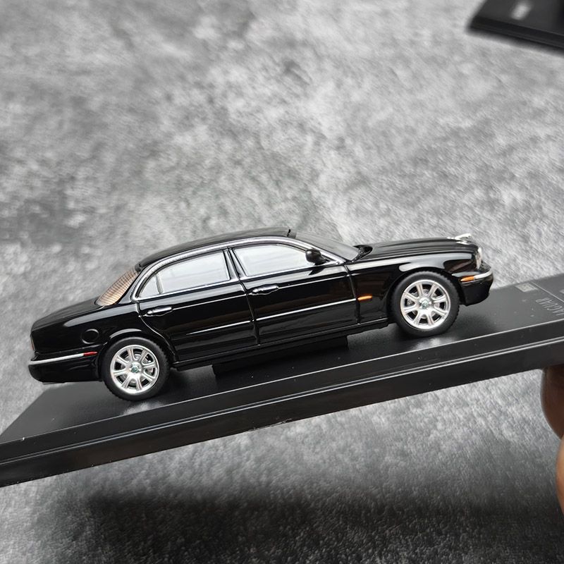 AR BOX Diecast 1:64 Scale XJ6  - Die Cast Car 1 64 recension och pris